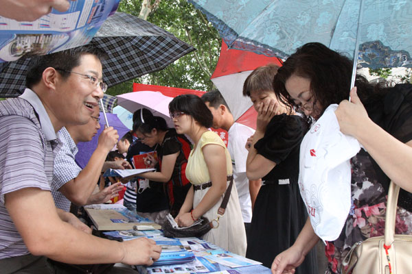 考生家长咨询报考我校相关信息